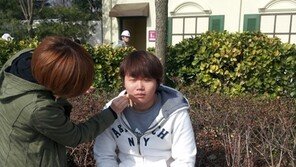 [스타 온라인] 최효종, 노천서 메이크업 ‘인기 떨어지니…’