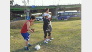 [스타 온라인] 신지-유병재, 한강데이트 포착 ‘키 차이 무려…’