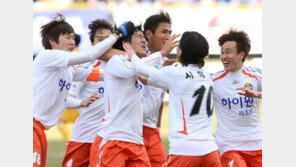 ‘환상 포백+벌떼 압박’ 강원의 반란