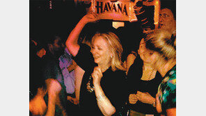 남미의 밤에 취해… 춤추는 클린턴