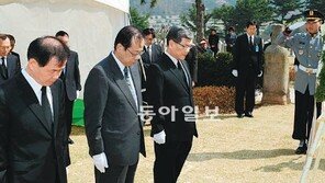 후쿠다 前 일본 총리 박태준 묘소 참배