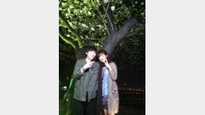 존박, 박진희와 벚꽃놀이…‘선남선녀가 따로없네’