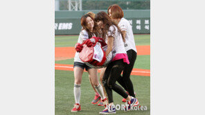 [포토] 달샤벳에 납치(?)된 턱돌이 ‘은근 좋은듯?’