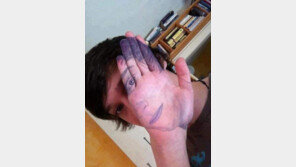 가리면 잘 생긴 얼굴 “손으로 살짝 가렸을 뿐인데?”