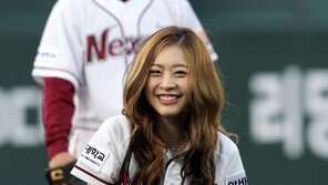 [포토] 달샤벳 아영, ‘제 시구 괜찮았나요?’