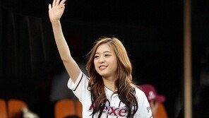 [포토] 달샤벳 아영, ‘깜찍한 막내의 시구 보여드릴께요~!’