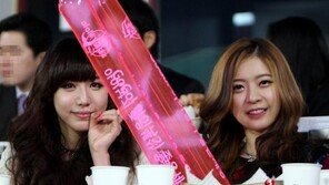 [포토] 달샤벳 비키-아영, 야구장에서도 빛나는 미모