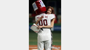 [포토] 턱돌이, 수빈 착시티셔츠에 반했나? ‘와락’