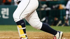 [포토] 두산 최준석, 마수걸이 스리런포 ‘쾅!’