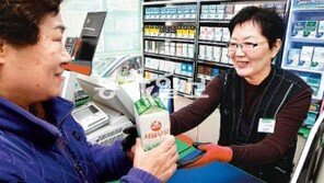 편의점에 어르신 점원 모셨더니… 노인손님 늘고 심야취객 ‘잠잠’