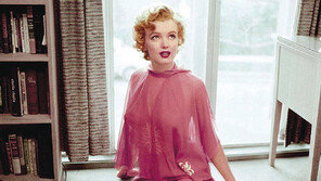 핑크 드레스 입은 26세 먼로… 사망 50주기 새 사진 공개
