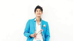 유쾌한 남자 이기우…반려견 루키와 함께 상큼 화보