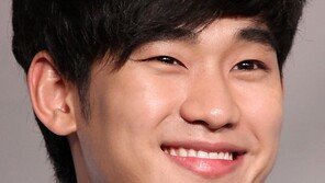 [SD포토] 김수현, 꽃미소 한방에 女心 샤르르~