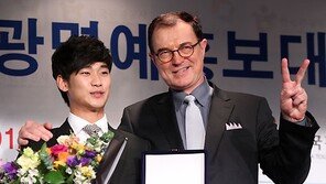 [SD포토] 이참 “수현씨, 나처럼 브이 해봐요”