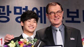 [SD포토] 김수현, 이참 사장과 ‘기념사진’