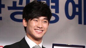[SD포토] 김수현, 위촉패보다 빛나는 ‘꽃미소’