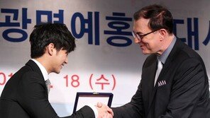 [SD포토] 김수현, 악수도 ‘예의 바르게’