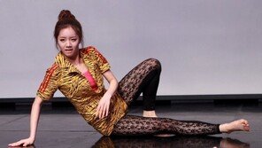 [포토] 걸스데이 혜리, 망사레깅스+맨발… ‘섹시 중무장’