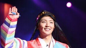 이준기, 색동 저고리 입고 ‘깜찍 꽃도령’ 변신