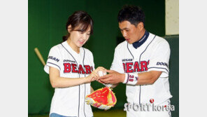 [포토] 이종욱, ‘진희씨 야구공은 이렇게 잡는거에요’