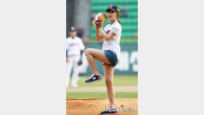 [포토] 핫팬츠 입은 박진희, 조금 아찔한 와인드업