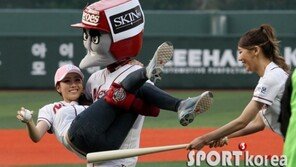 [포토] 브레이브걸스 서아, ‘예진이를 놔줘!’