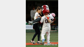 [포토] 턱돌이, ‘오늘은 예진이를 번쩍~!’