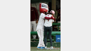 [포토] 턱돌이, 예진과 스킨쉽… ‘너무 만지는거 아냐?’