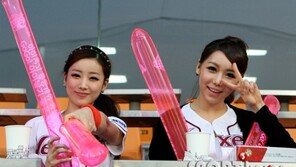 [포토] 브레이브걸스 예진-서아, 관중석에서 깜찍 포즈