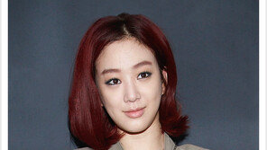 [우먼 동아일보 스타 뷰티] 트렌드세터 정려원의 ‘딥 블루 포인트 스모키 아이 메이크업’