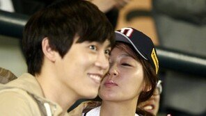 [포토] 박진희, 존박 볼에…‘누나 본능’ 폭발