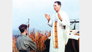 1951 한국, 짐승이 되어버린 사람들 속… 그는 전장의 예수였다