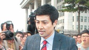 회견 전날 탈당 시사… 회견장 코앞서 “취소”… 문대성의 돌려차기