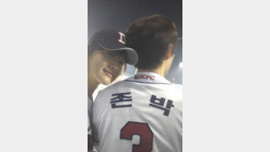 [영상] 존박-박진희 뽀뽀, 야구장 데이트 “무슨 사이?”