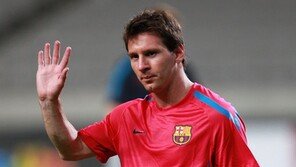 ‘축구 천재’ 메시, 광팬과 충돌…팬 “실망스럽다”