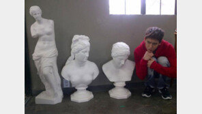 닉쿤, 조각상 옆에서 ‘더 조각같은 외모’ 눈길