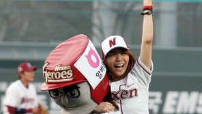 [포토] 턱돌이 등에 업힌 에일리, ‘너무 좋아하네~’