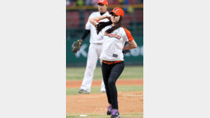 [포토] 꽃미모 조향기, ‘시구는 이렇게~!’