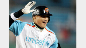 [스타플러스] 홍성흔, 밀어치기 달인, 또 넘겼다