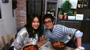 백지영, ‘연하남’ 강타와 다정하게…‘정석원 어디에?’