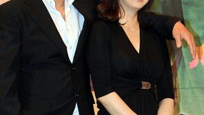 [포토] ‘터프가이’ 최민수, 심혜진과 의형제라도? ‘어깨동무’ 털썩