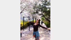 [스타 온라인] ‘봄의 여인’ 조향기, 온몸으로 벚꽃 만끽