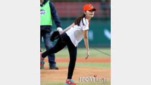 [포토] 김연주, 시구자세에도 돋보이는 우월한 몸매