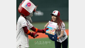 [포토] 턱돌이에게 씨리얼 선물받은 앤제이, ‘턱돌이 센스만점!’