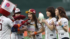 [포토] 걸그룹 씨리얼에게 씨리얼 먹여주는 턱돌이, ‘다정해~’