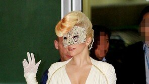 [포토] ‘경악의 아이콘’ 레이디 가가 입국… 끝장 섹시로 초토화