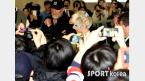 [포토] 레이디 가가 입국…너도나도 파파라치 ‘찰칵’