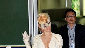 [포토] 레이디 가가 입국…기대를 넘어 쇼킹한 패션