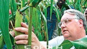 버핏 아들 하워드, ‘자선왕’ 아버지를 넘보다