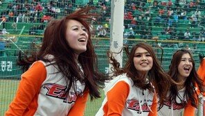 [포토] 치어리더, 다소 쌀쌀한 날씨에도 초미니 고집